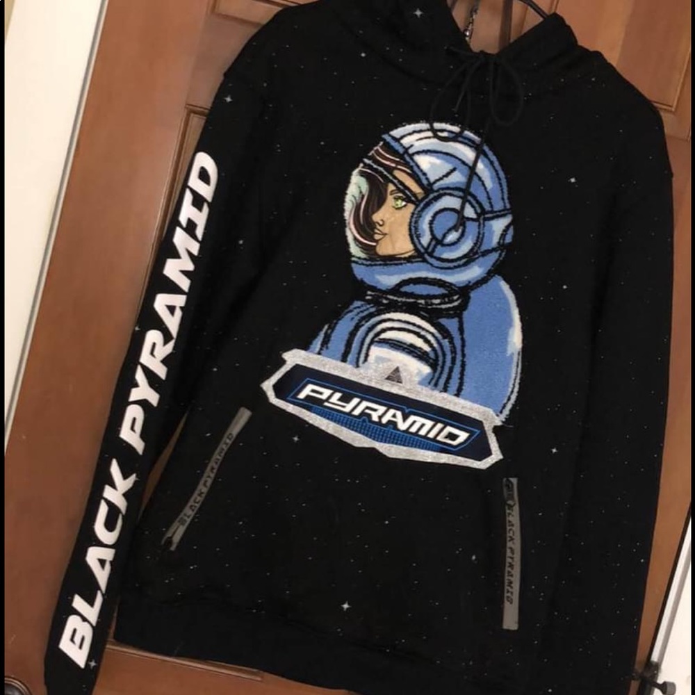 Pyramid sweatshirt
